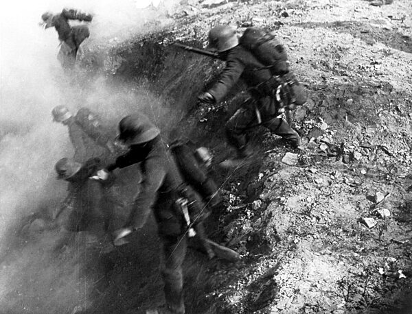 Deutscher Strumtrupp beim Angriff in Verdun, 1916