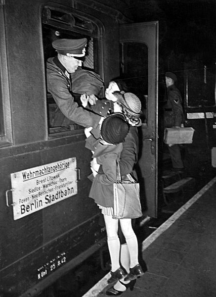 Fronturlauber: Abschied von der Familie am Bahnhof in Berlin