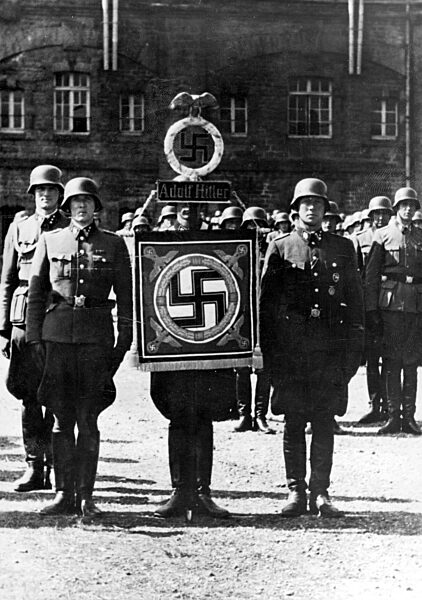 SS-Leibstandarte Adolf Hitler erhält neues Feldzeichen 1940