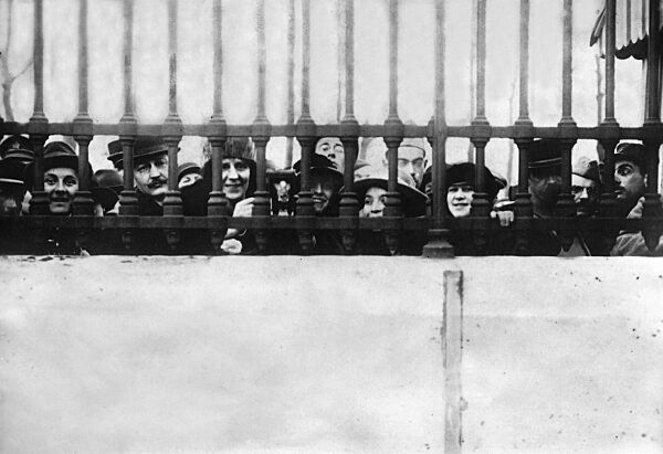 Spectators in front of the Quai d'Orsay in Paris, 1919