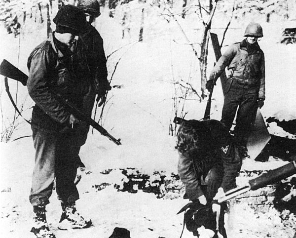 Amerikanische Soldaten nehmen einen Soldaten aus Skorzenys Kommando gefangen, 1944