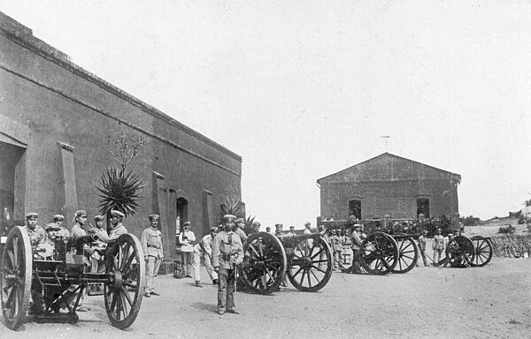 Deutsche Batterie beim Exerzieren in Deutsch-Südwestafrika, 1904