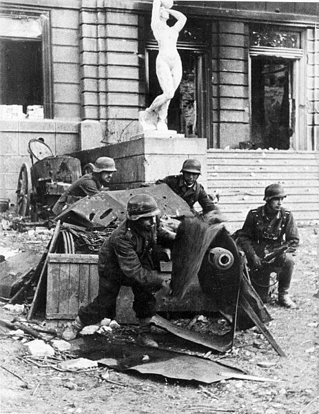 German anti-tank gun in recaptured Kharkiv, 1943