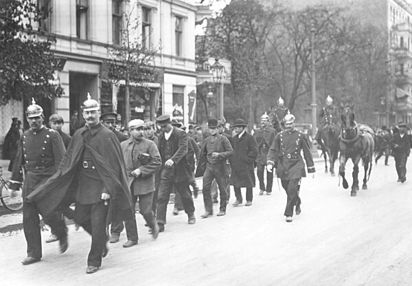 Police with strikebreakers during a strike, 1910