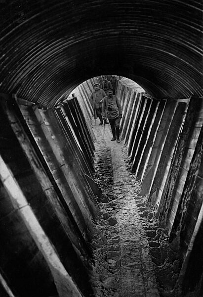 Deutscher gedeckter Schützengraben an der Westront, 1915