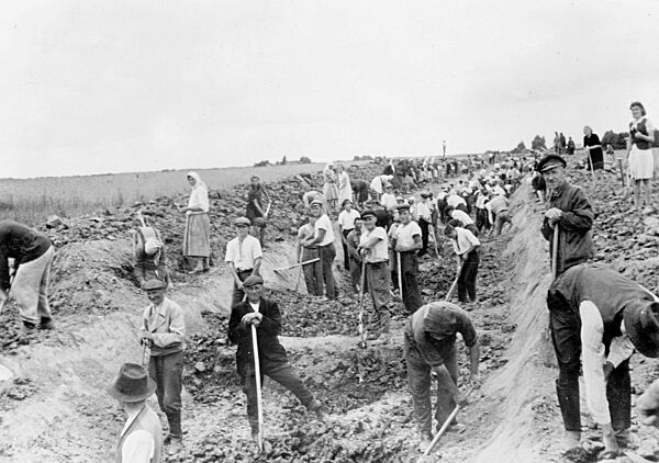 East Prussian civilians building fortifications, 1944