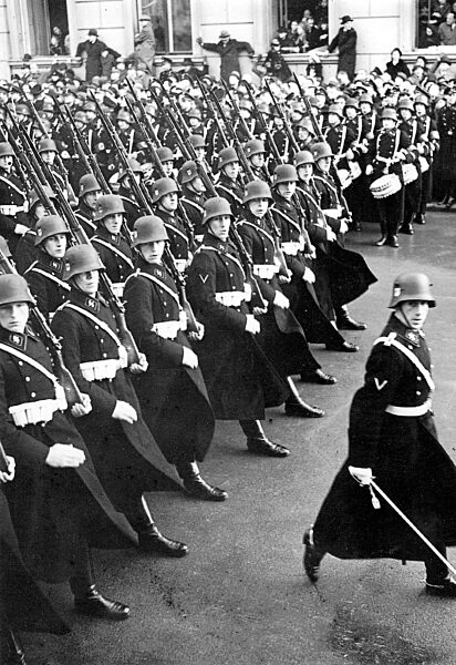 SS-Leibstandarte Adolf Hitler paradiert vor Hitler am 5. Jahrestag seiner Machtergreifung