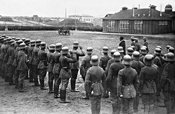 Gustav Noske at the soldiers of a Freikorps, 1919
