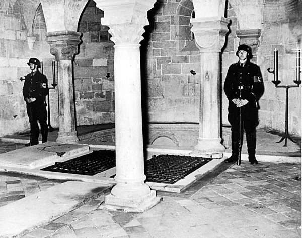 Posten der 'Leibstandarte-SS Adolf Hitler' im Quedlinburger Dom 1938