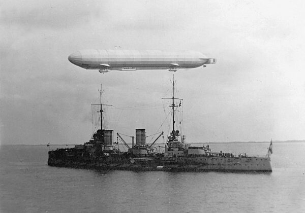 Luftschiff "Hansa" (LZ 13) überfliegt den Kreuzer SMS "von der Tann", 1912