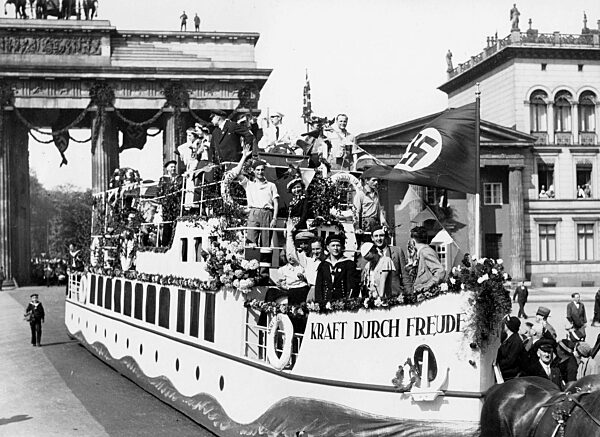 KdF-Umzug auf der 1. Mai Feier in Berlin 1934