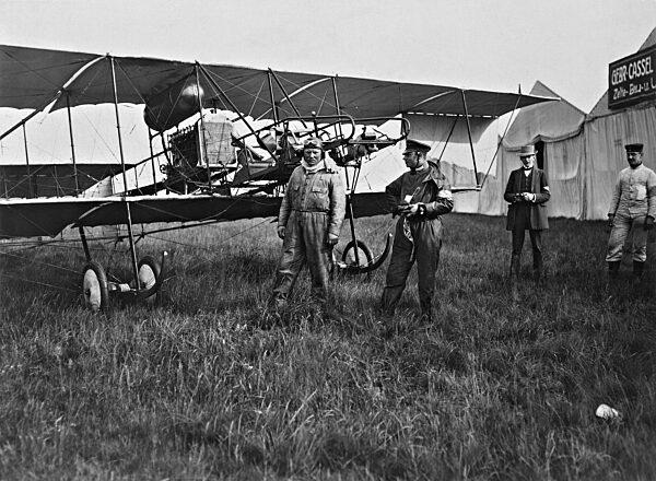 Pilot vor seinem Flugzeug.