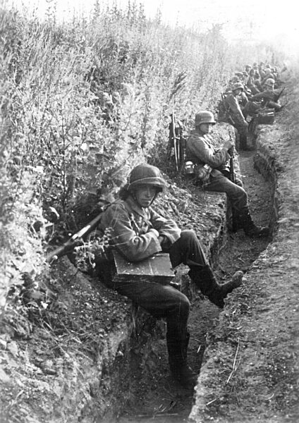 Deutsche Soldaten vor einem Angriff im Raum Belgorod, 1943
