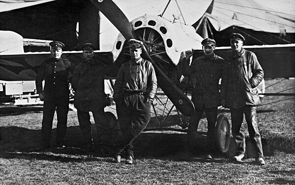 Oswald Boelcke mit Monteuren