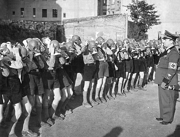 Hitlerjungen üben den Kriegseinsatz, 1939