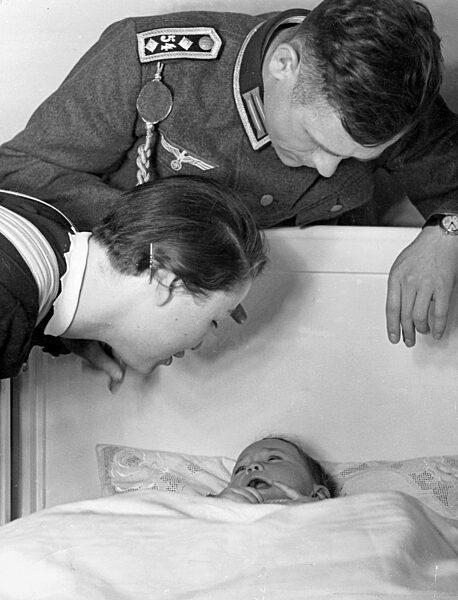 Familie mit Kleinkind, 1939