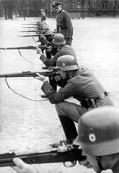 SS-Leibstandarte Adolf Hitler auf dem Kasernenhof 1938