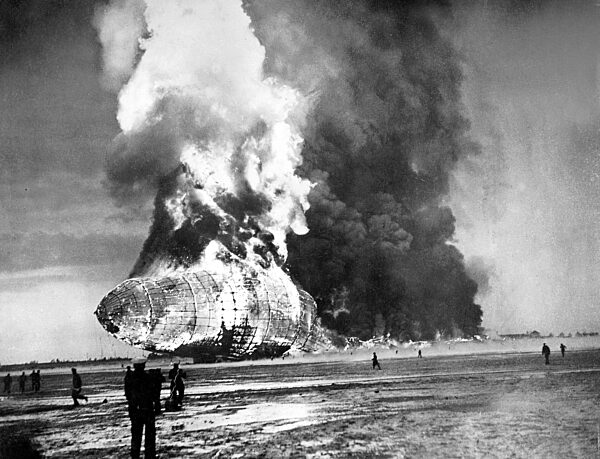 Katastrophe des Zeppelin-Luftschiffes "Hindenburg" (LZ 129) in Lakehurst, 1937