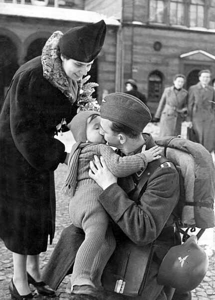 Fronturlauber mit seiner Familie 1939