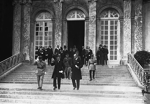 Hungarian delegates leave the palace in Versailles, 1920