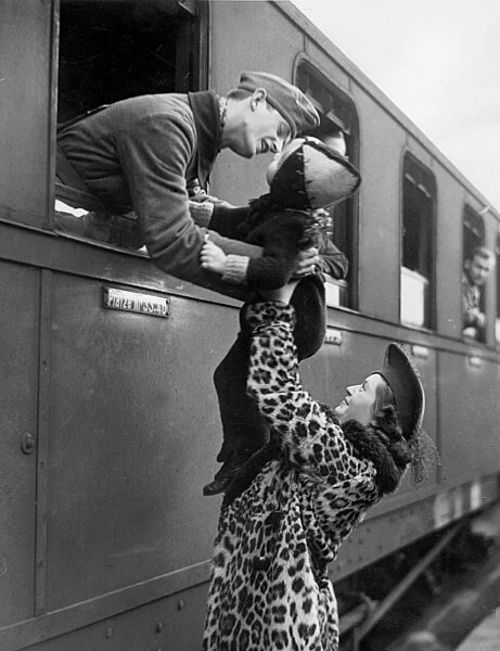 Abschied von Fronturlaubern am Bahnhof