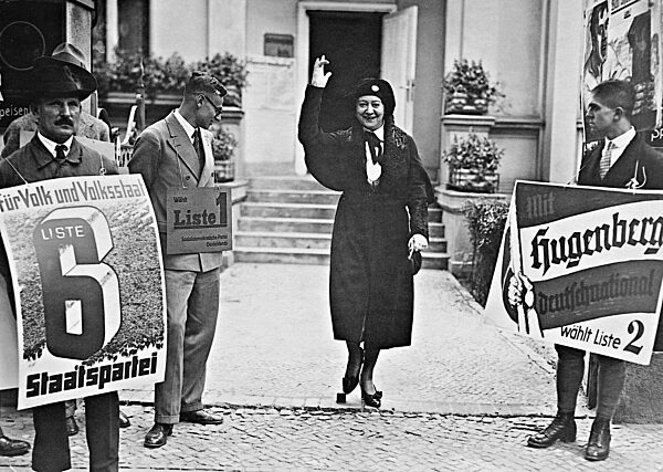 Trude Hesterberg in front of a polling station, 1932