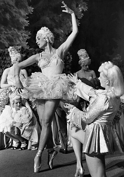 Lotte Hermann in 'Frauen im Metropol', 1940