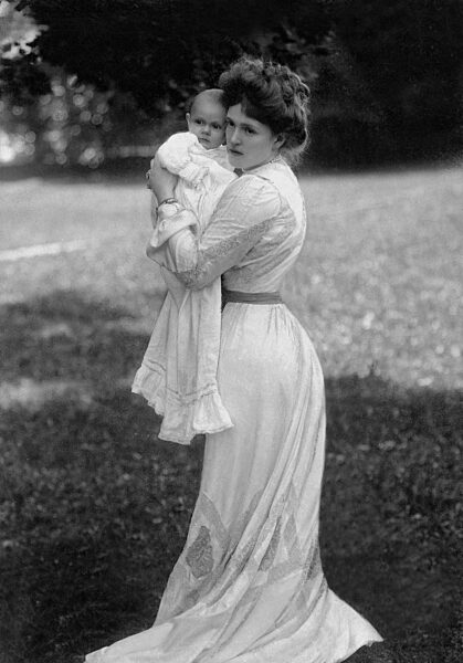 Herzogin Marie Gabriele in Bayern mit Prinz Luitpold von Bayern, 1901