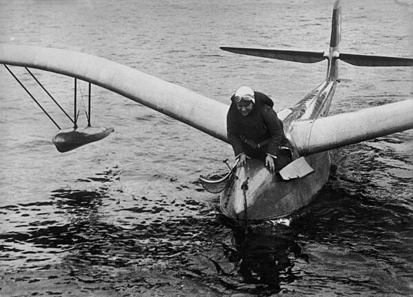 Hanna Reitsch nach der Landung ihres Wassersegelflugzeuges "Seeadler", 1935