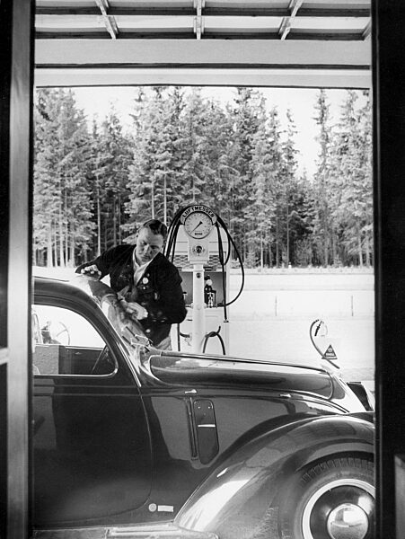 Tankwart beim Fensterputzen an der Reichsautobahn München-Salzburg, 1939