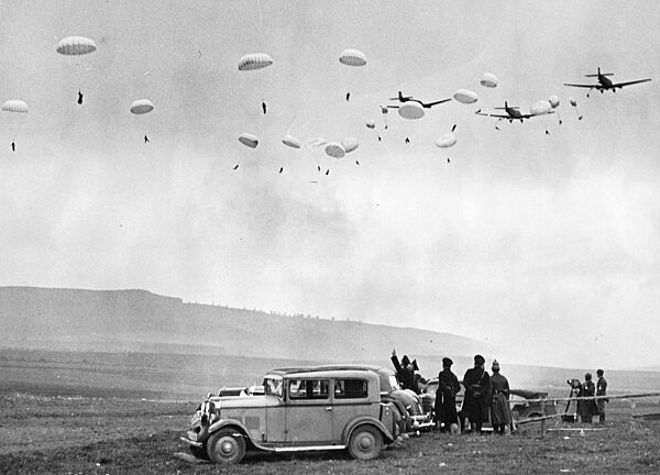 Paratrooper demonstration during the Harvest Celebration on the Bueckeberg,  1936