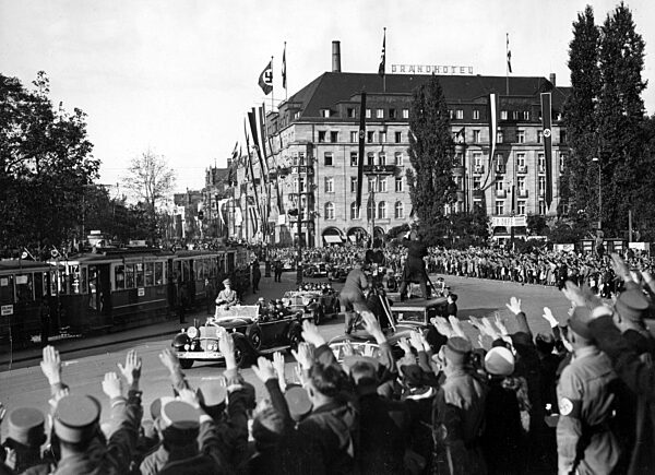 Fahrt von Adolf Hitler durch Nürnberg, 1935