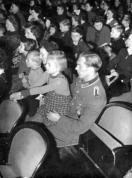 Fronturlauber mit seiner Familie auf einer Weihnachtsfeier