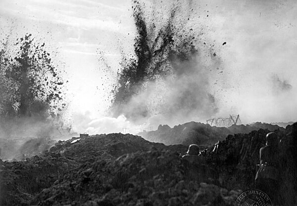 Artilleriefeuer auf einem Schlachtfeld bei Verdun, 1916