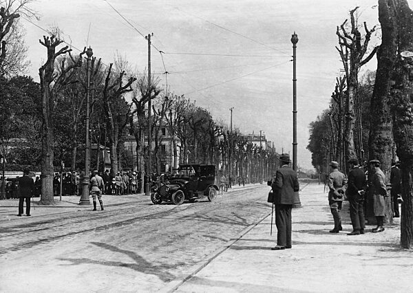 Spectators in front of the Hotel Trianon in Versailles, 1919