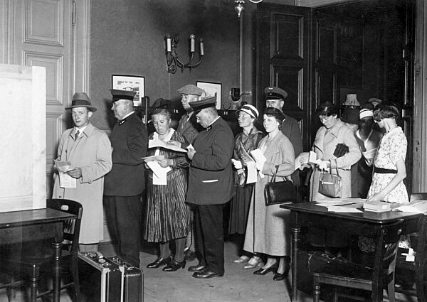 Voters during the Reichstag elections, 1932