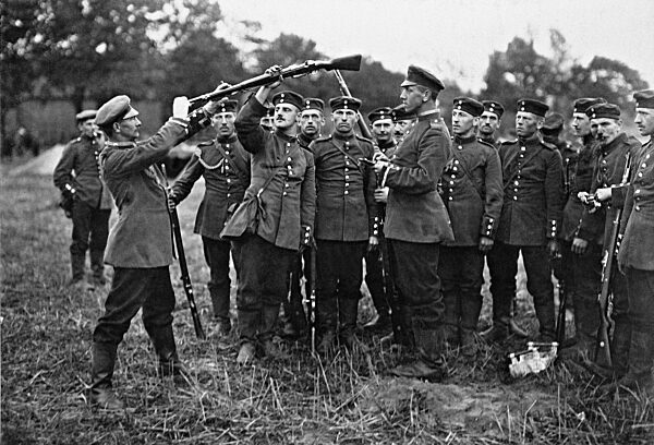 Deutsche Soldaten im Manöver, 1912