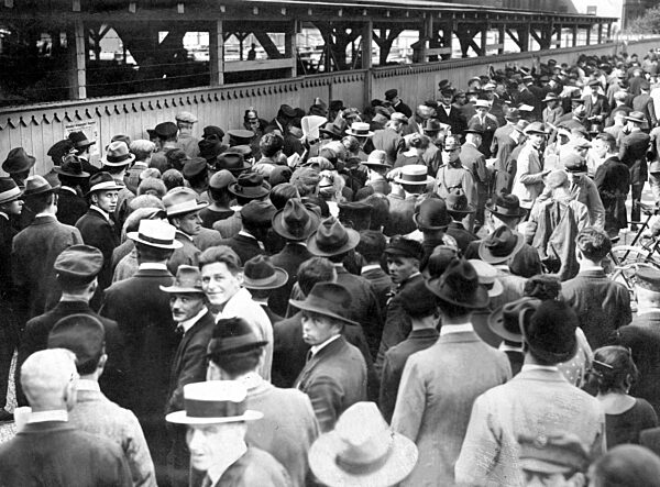 Unemployed people before the Berlin Employment Office