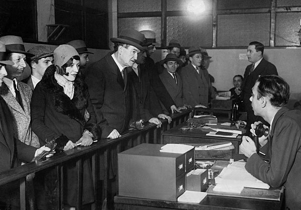 Unemployed while looking for a job during the Great Depression, 1932
