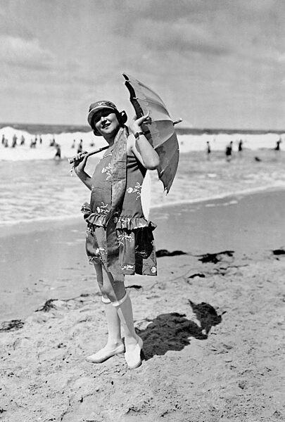 Trude Hesterberg on the beach, 1922