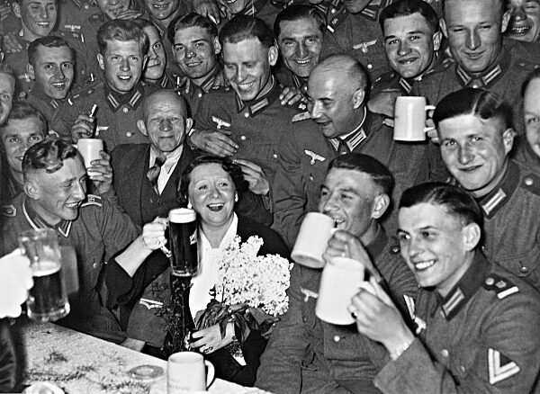 Trude Hesterberg with soldiers, 1936