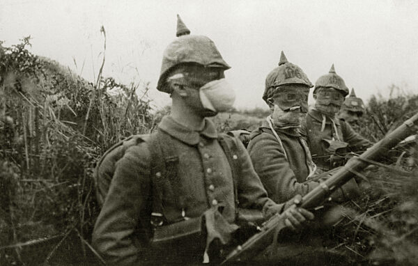 Soldaten mit Gasmasken, 1915