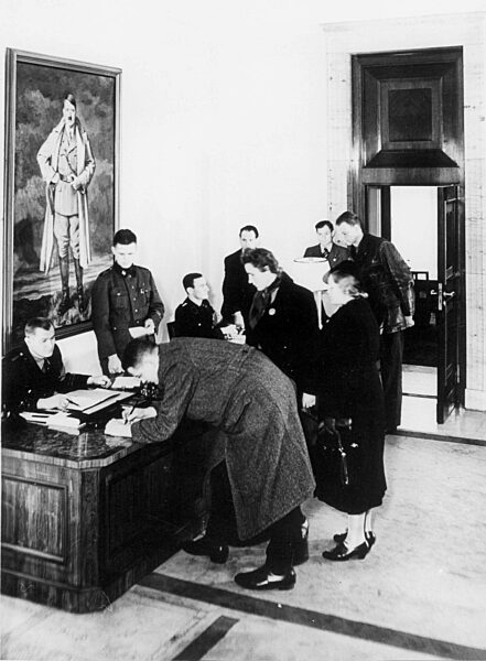 Posten der SS-Leibstandarte Adolf Hitler mit Besuchern in der neuen Reichskanzlei 1939