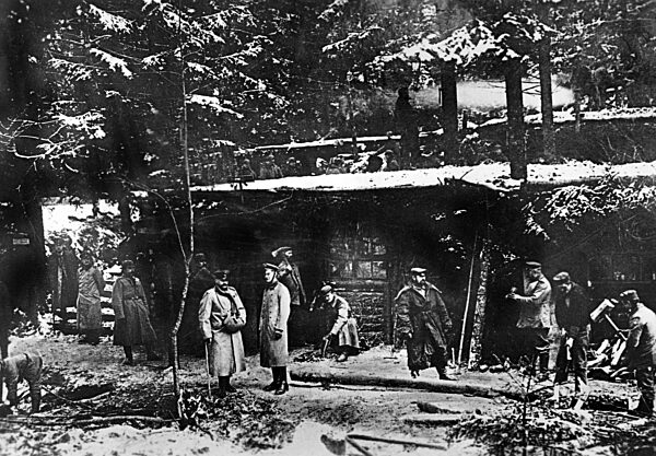 German soldiers making accommodations, 1915