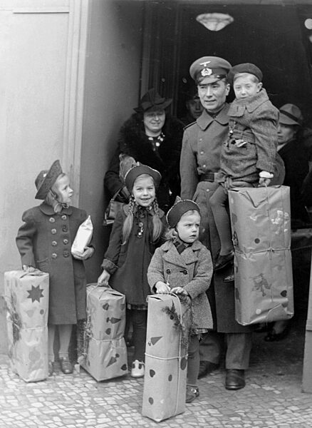 Fronturlauber mit seiner Familie 1942
