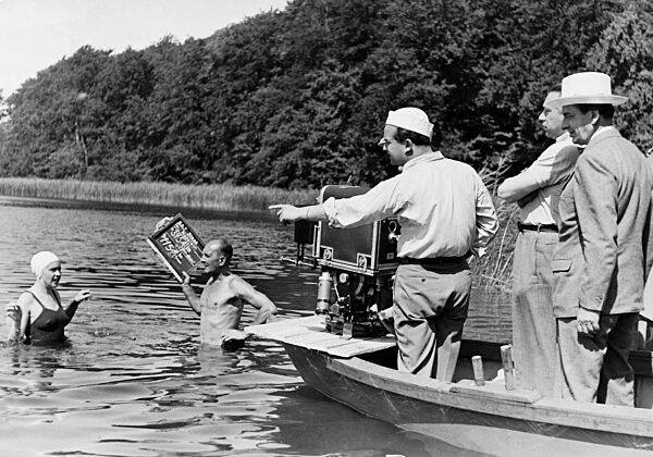 Curt Goetz und Else von Möllendorff bei den Dreharbeiten zu 'Napoleon ist an allem Schuld', 1938