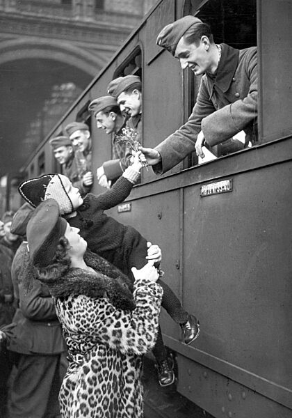 Abschied von Fronturlaubern am Bahnhof