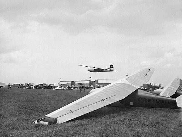 Hanna Reitsch bei einer Landung mit ihrem Segelflugzeug, 1936