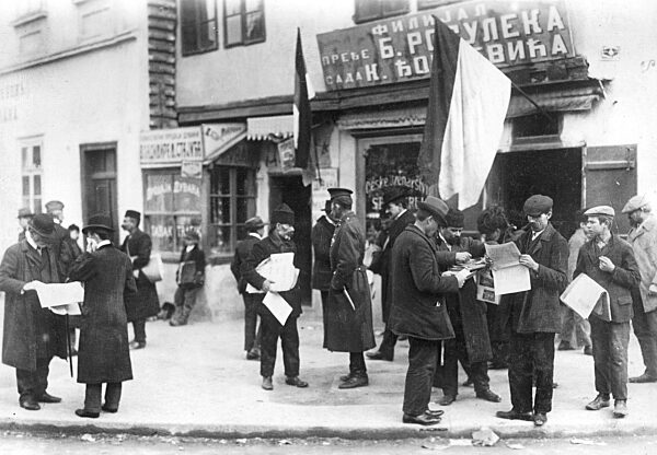 People reading newspapers follow the crisis before the outbreak of war, 1914