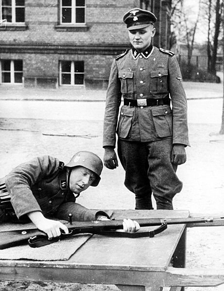 Rekrut der SS-Leibstandarte Adolf Hitler bei der Ausbildung 1938